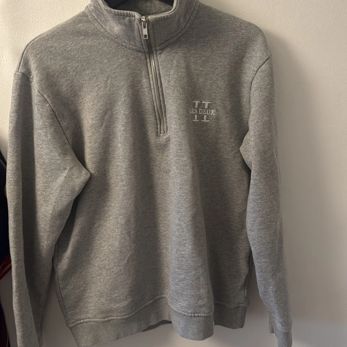 Grå halvzip sweatshirt från Les Deux - 2