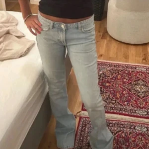 Zara jeans - Lånade bilder! Snygga jeans från Zara. Storlek 38 men passar mig som har 36, skriv för egna bilder!!❣️