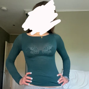 Mörkgrön intimissimi tröja - Snygg mörkgrön långärmad topp i tight passform. Tunt och stretchigt material som sitter figurnära i karshmir. Färgen säljs inte längre!💕💕