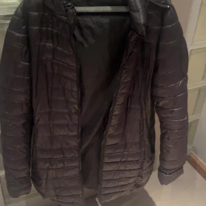 Jacka - Dun jacka, längd nästan ner till knäskålarna beroende på hur lång du är , stl M-L