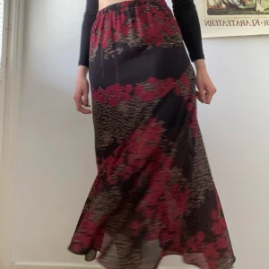 Blommig kjol - Jättefin blommig kjol i fint skick! Strl M men passar S med , stretchig i midjan 