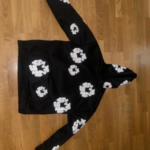 Svart hoodie från Denim Tears (pris kan diskuteras) - Stilren svart kofta från Denim Tears – i princip nyskick! Använd endast 1–2 gånger, inga fläckar, hål eller noppor. Mjuk och bekväm med perfekt passform – perfekt både till vardags och chill outfits. 🔹 Storlek: M 🔹 fick den som present 🔹 Säljes p.g.a. garderobsrensning 📦 Skickas snabbt & välpackat 💬 Pris kan diskuteras vid snabb affär!