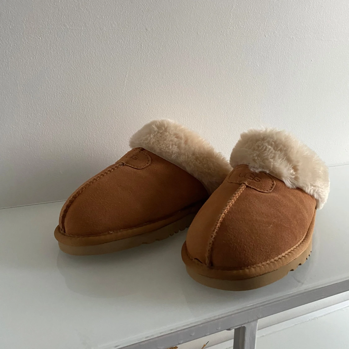 Bruna fårskinnstofflor från UGG - 2