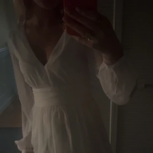 Vacker student eller avslutningsklänning💘 - Fin vit klänning, använd en gång på en skolavslutning💕