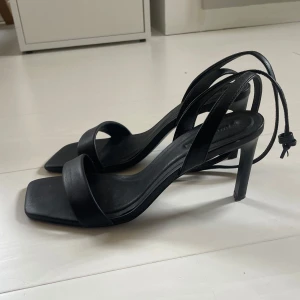 Svarta sandaler med klack och remmar - Stilrena svarta sandaler med fyrkantig tå, smal klack och bred rem över foten. Fint skick, lite slitna på klacken❤️‍🔥