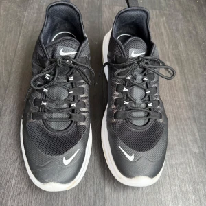 Nike Air Max Women svarta sneakers  - Svarta Nike Air Max sneakers med vit sula och synlig luftbubbla i hälen. Ovandelen är i mesh och syntet med snörning och tydliga Nike-loggor. Skorna har en sportig vibe och passar perfekt för dig som gillar streetstyle och komfort.