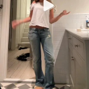 Lågmidjade bootcut jeans med jätte coola bakfickor!! - Säljer nu mina favorit jeans från joe’s jeans då de tyvärr har blivit lite för små på mig. De är low waist och bootcut men inte så mycket utsvänga ändå. Jag tycker själv att de har världens snyggaste bakfickor som man kan se på bilderna!!                                                                                De har w27 och passade mig bra i längden som är 163, de är använda men i bra skick!!                            Skruv gärna om ni har några funderingar, prisklass kan diskuteras💕💕