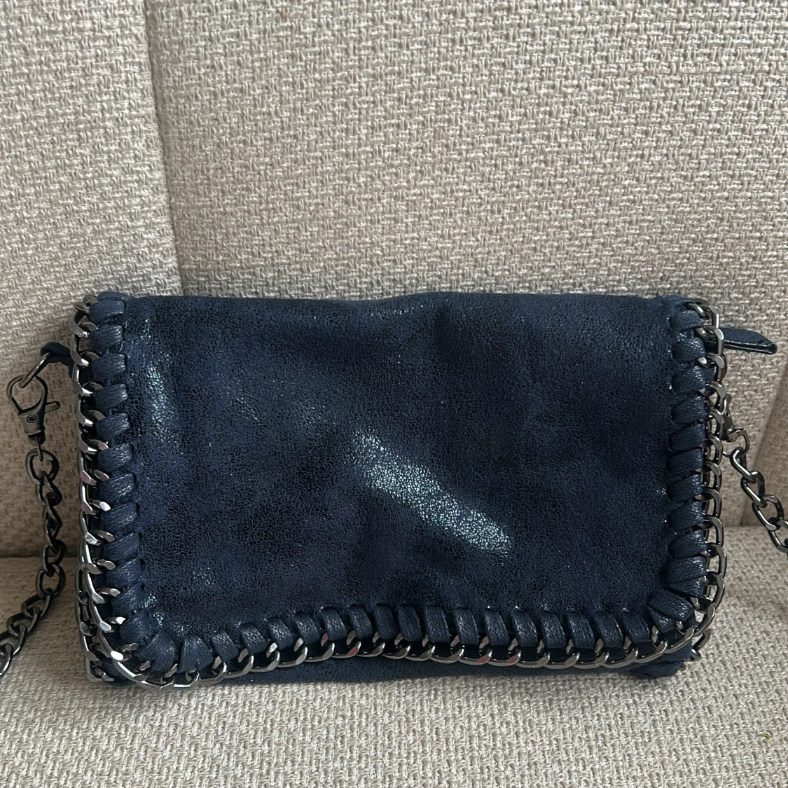 Mörkblå Tiamo axelväska med kedjedetaljer