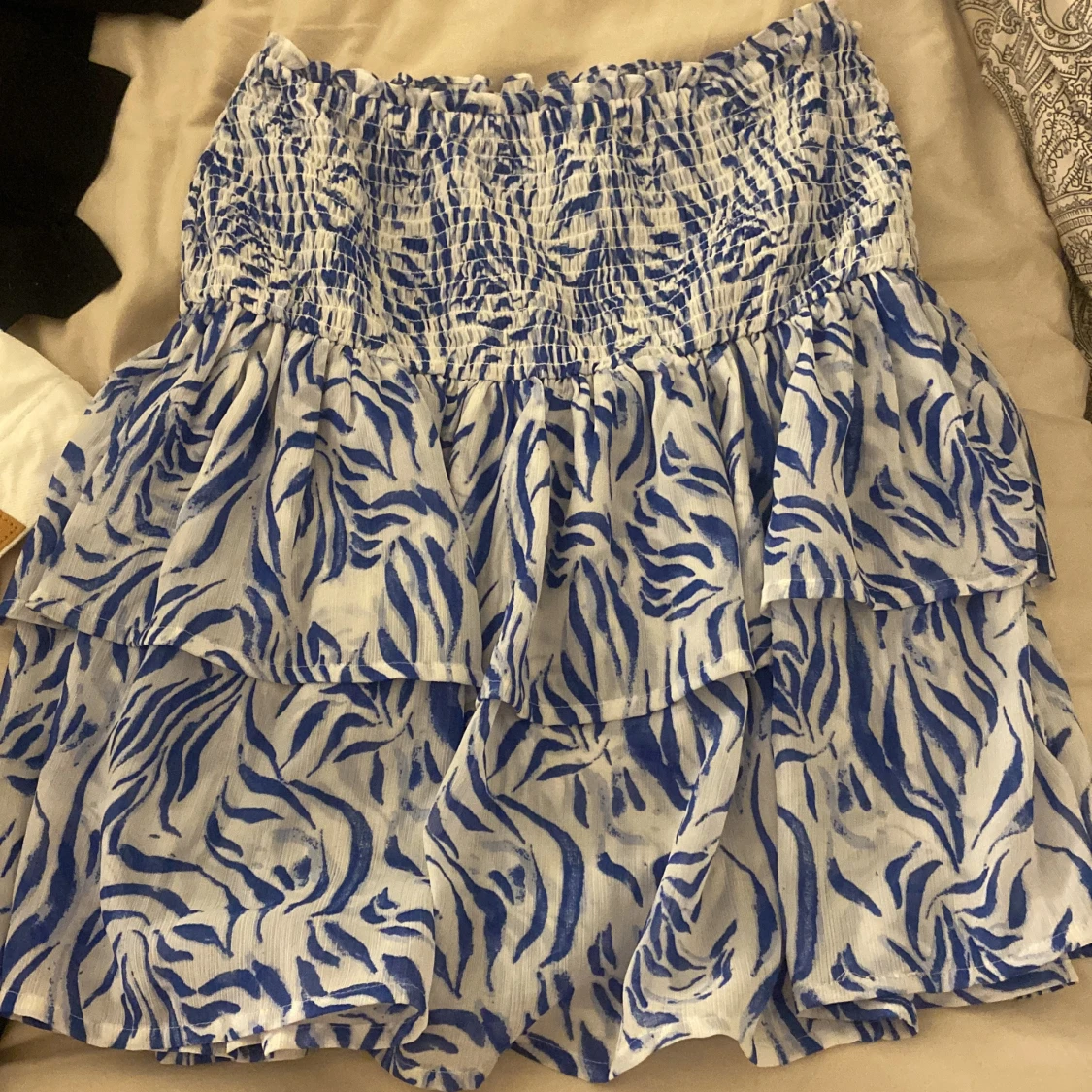 Blåvit zebramönstrad volangkjol