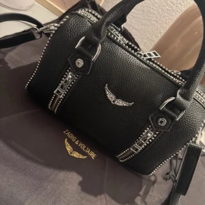 Zadig & Voltaire väska - Intressekoll!! på min fina Zadig väska som är köpt på vinted💕☺️ den är i bra skick och har inga defekter. Ursprungligt pris: ca 5000kr. Pris kan alltid diskuteras! (Kom gärna med bud😇)  kan mötas upp i sthlm! (Första bilden är inte min💕)