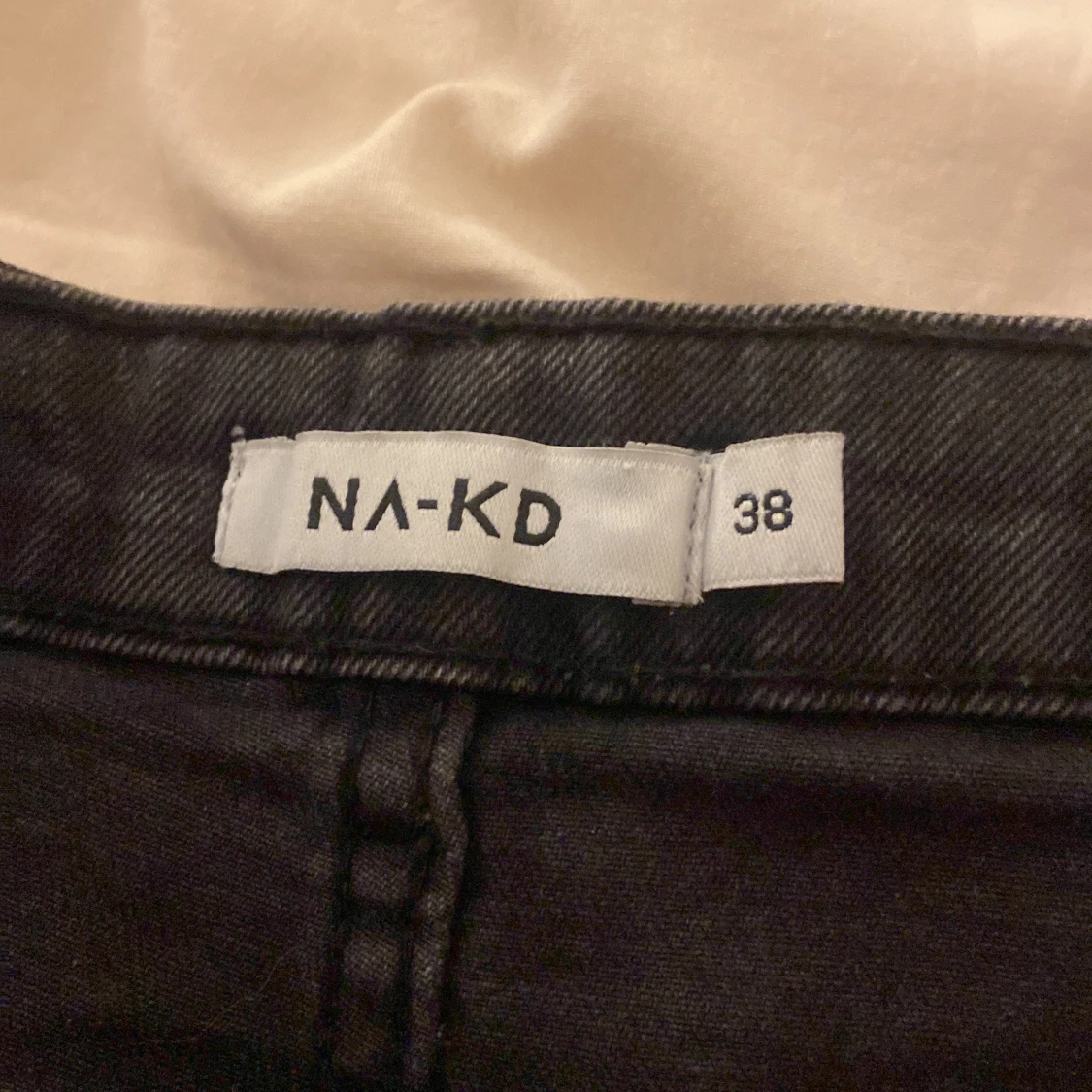 Svart jeanskjol från NA-KD, stl 38 - 2