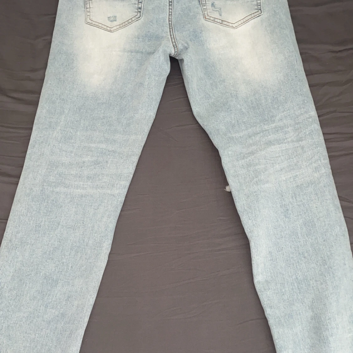 Ljusblå slitna jeans från Amiri - 1