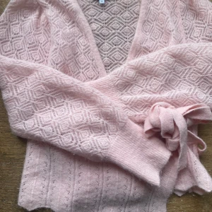 Stickad omlottröja i ljusrosa - Jättefin stickad tröja, delvis i alpacka, från  &Other Stories! Väldigt mjuk och underbar rosa färg 🥰