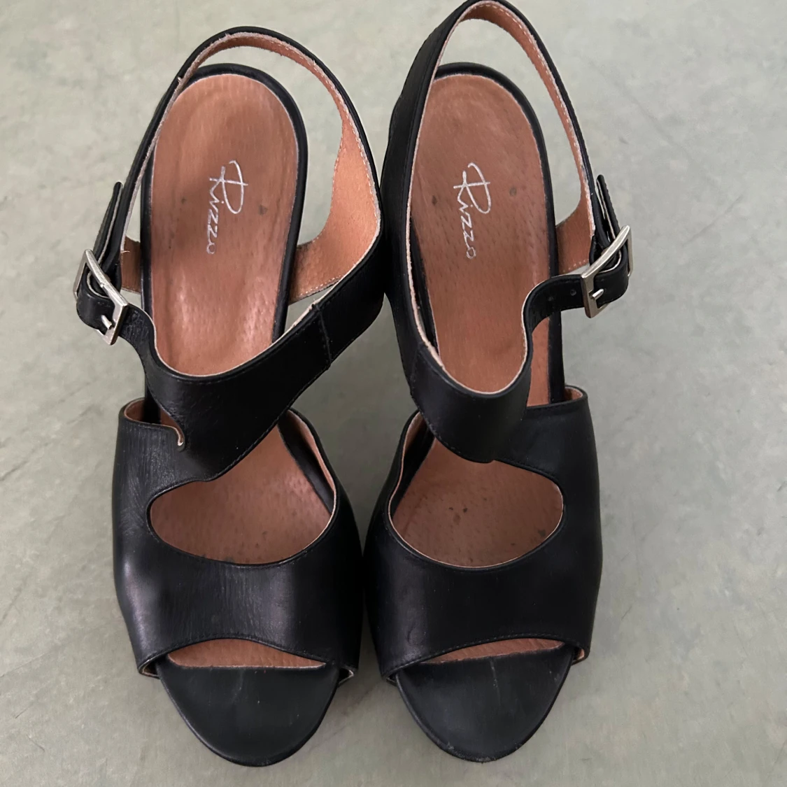 Svarta sandaler med klack från Rizzo