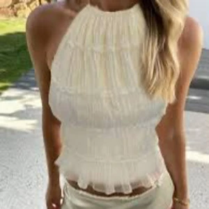 Halterneck topp - Säljer så snygg halterneck topp med knytningar i nacke och rygg!😍