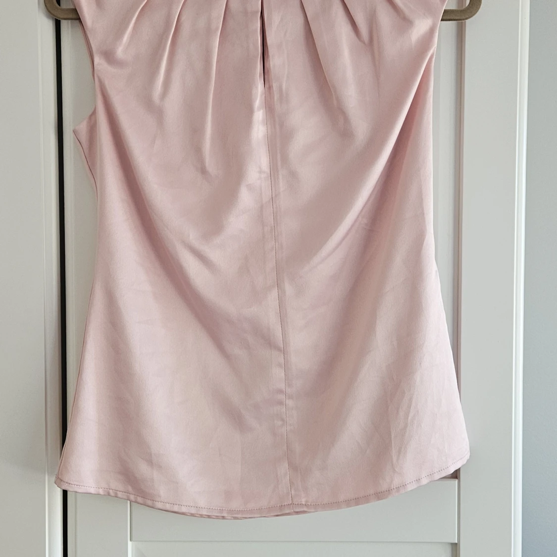 Ljusrosa satintopp med dragkedja