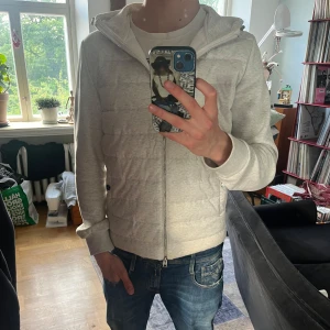 Cardigan - Säljer en riktigt fet vit cardigan från H&M i storlek S. Riktigt bra skick, inga defekter ser ut exakt som ny. Köpte i vintras och inte kommit till användning. Priset ej hugget i sten.