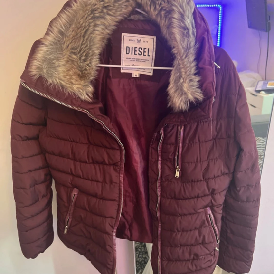Vinröd pufferjacka med fuskpäls från Diesel