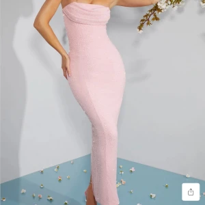 Ljusrosa axelbandslös långklänning - Supersnygg ljusrosa långklänning med axelbandslös design och figurnära passform. Klänningen har en draperad överdel och skimrande material som ger en lyxig känsla. Perfekt för dig som vill sticka ut på festen!