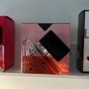 Prada Paradoxe Intense EdP 30ml - Prada paradoxe intense 30 ml, använd ca 10 gånger så skulle säga att ca 85% av flaskan är kvar! 🩷nypris 1200! Originalförpackning följer med