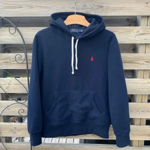 Mörkblå hoodie från Polo Ralph Lauren - Ännu ett Ralph plagg och det är den populära 🔵Hoddien, Bra skick på produkten hör av er kring mer frågor och bilder så löser vi det priset är inte heller hugget i sten vid snabb affär!!