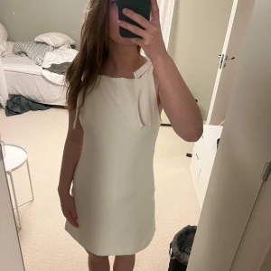 Zara klänning med rosetter - Sååå fin till student/skolavslutning osv 💕 helt ny  med lappen kvar och slutsåld, jag är 169cm för referens 