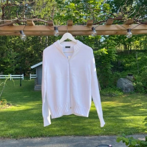 Fred Perry Cardigan - Säljer nu min Fred Perry Cardigan i stl M (S-M). Perfekt cardigan nu till sommarn.  Skick 10-10 inprincip nyskick med prislapp. Retail 2.5-3.000kr mitt pris 2.000kr.