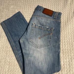 Dondup jeans  - Tja, säljer dessa otroligt snygga Dondup jeans i storlek w32 för endast 649, jeansen är 94cm lång och passar mig som är 178. Vid frågor skriv så svarar jag så snabbt som möjligt!