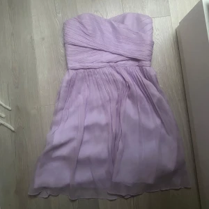 Sommarklänning - Sötaste ljus lila klänning til sommaren! Sömmen har gått upp lite vid ena sidan annars som ny💕