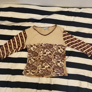 Mönstrad topp - Denna fina mönstrade topp är köpt second hand från Vero Moda. Den är i bra skick utan synliga defekter!☺️