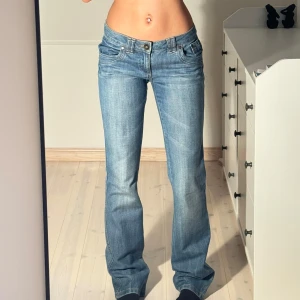 Blåa jeans  - Midjemått: 37cm. Innerbenslängd: 85cm. Kolla in min profil och följ för fler plagg🙌