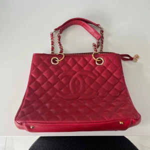 Damväska - Hej, hjälper mamma att rensa garderoben. Säljer denna snygga damväska med mönster på.  Väskan är i grymt skick, först till kvarn!