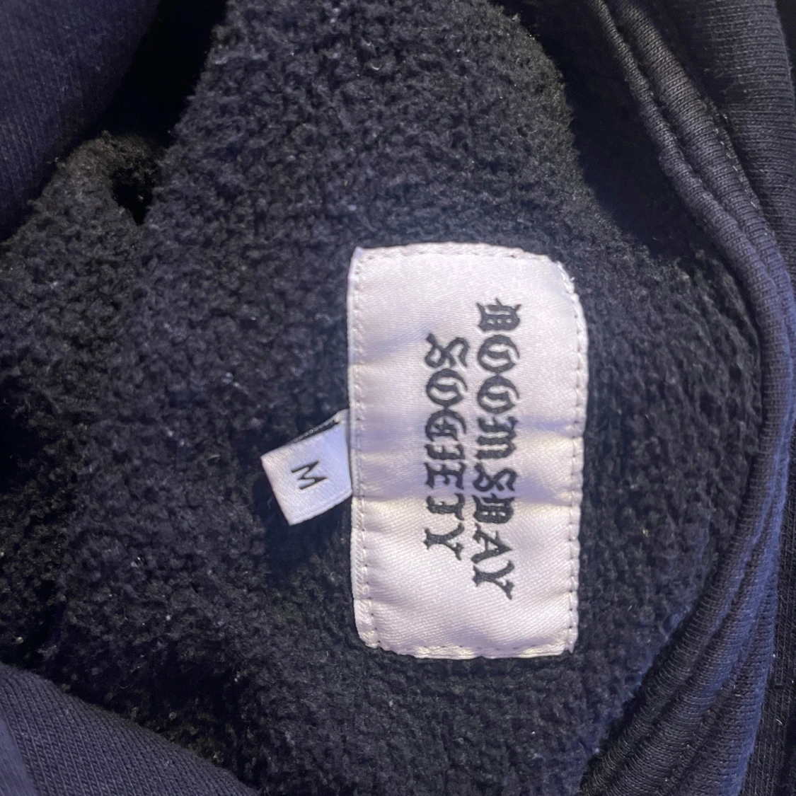 Svart hoodie med röd grafik på ärmar - 4