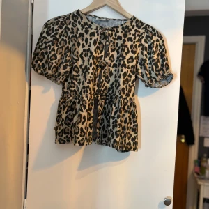 Leopard blus - Super snygg blus från Gina Young! Den inte jätte använd och den är i super bra skick