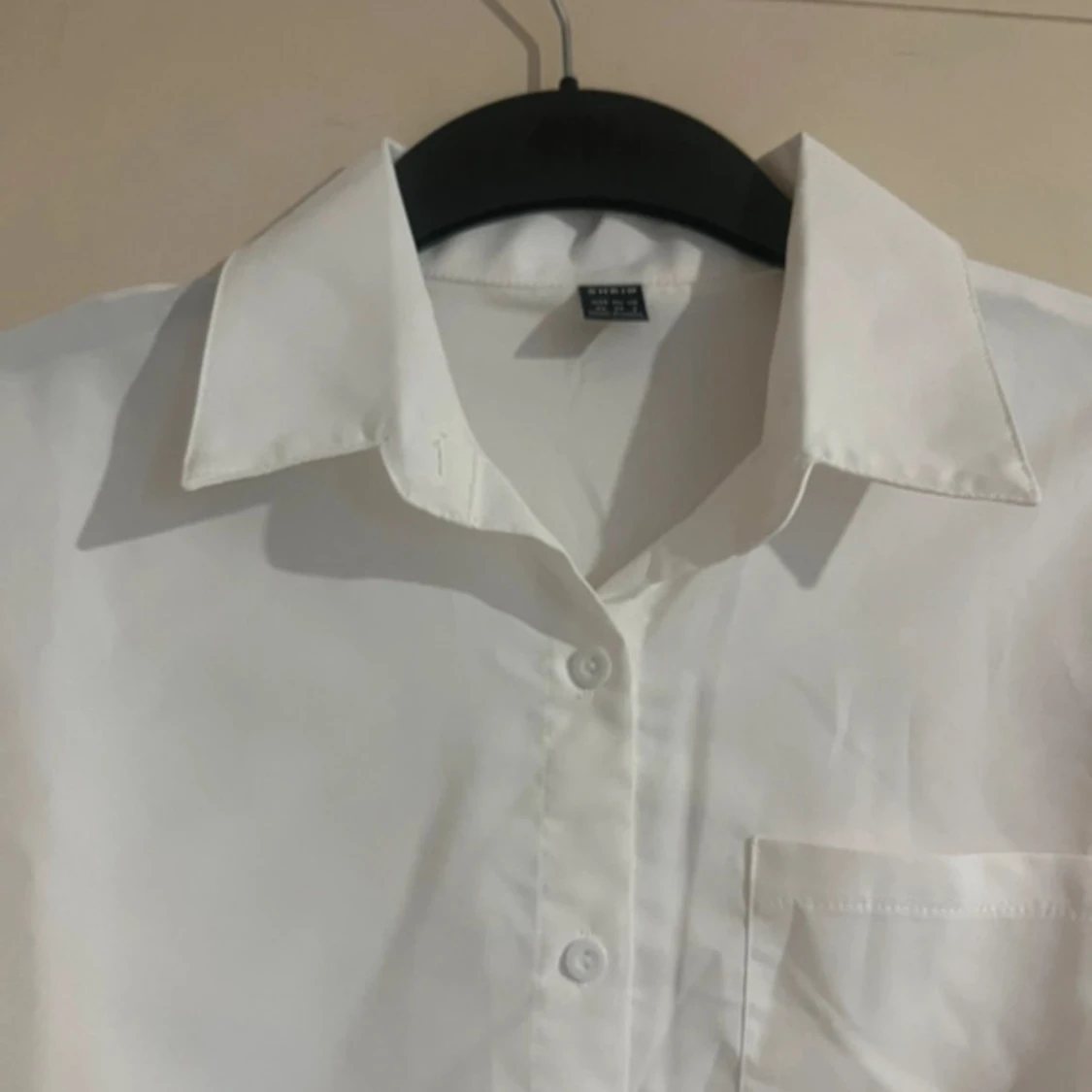 Vit klassisk skjorta med bröstficka - 2