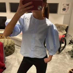 Blus med puffärmar  - Säljer min fina blus från Zara, då den ej kommer till användning ☺️Blusen är använd endast ett fåtal gånger och är perfekt nu till sommaren 💐🩵