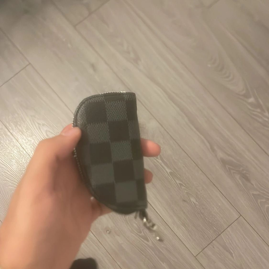 Svart-rutig väska med dragkedja