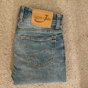 Jacob Cohën Jeans - Modell: 688 Comfort| Storlek: W30 men sitter som W29| Mått: Längd 95,5cm och midja 37 cm| Skick: 9/10| Mitt pris: 899 kr| Nypris: ca 5000 kr| Tveka inte på att höra av er vid frågor eller bud.