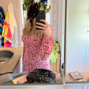 Sommar klänning - Super fint skick endast använd 1 gång på midsommar. Slutar precis vid knäna på mig och jag är 166