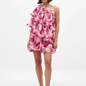 Rosa blommig oneshoulderklänning med volanger - INTRESSEKOLL!! Hör gärna av er vid intresse Superfin kort rosa klänning med blommigt mönster och volangdetaljer. Klänningen är väldigt luftig och har lös passform. Skulle säga att den är stor i storleken. Pris kan diskuteras🌸