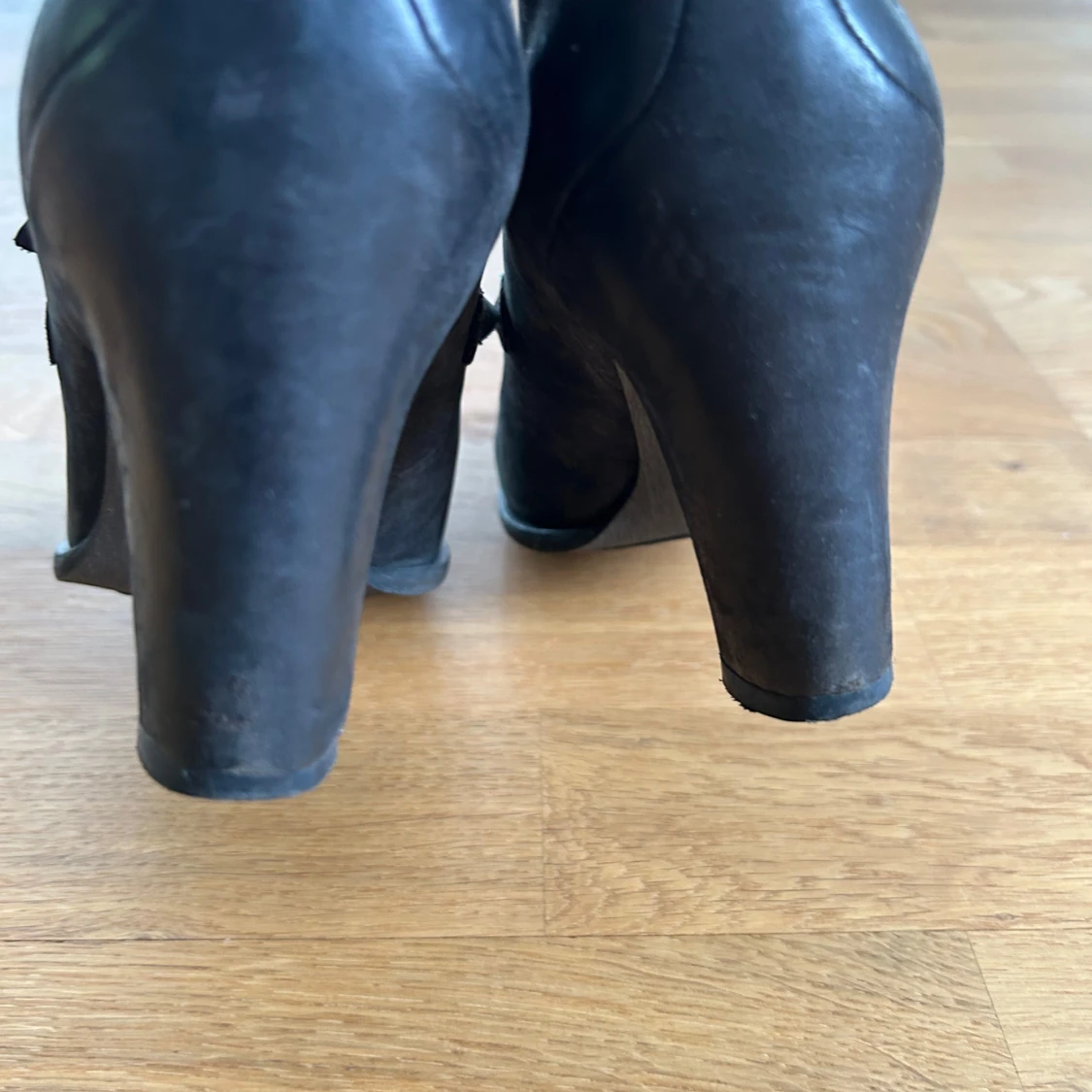 Svarta klackskor med rem från Ecco - 2