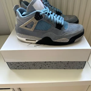 Nike Air Jordan 4 University Blue - Hej säljer mina Nike Air Jordan 4 University Blue på grund av att jag växt ut dom. Dom är inte använda mycket och är i bra skick. Nypris var 6499kr och jag säljer dom för 2800kr