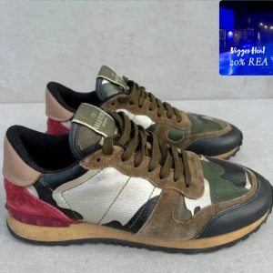 Valentino rockrunner  - ett par riktigt snygga och sällsynta rockrunners || perfekta nu till vintern || strlk 40 || Skicket är 8/10 ( fint skick )  || Serienummer finns || nypris: 6-7k || hör av er vid intresse! ( från 2249kr till 1800kr ) 