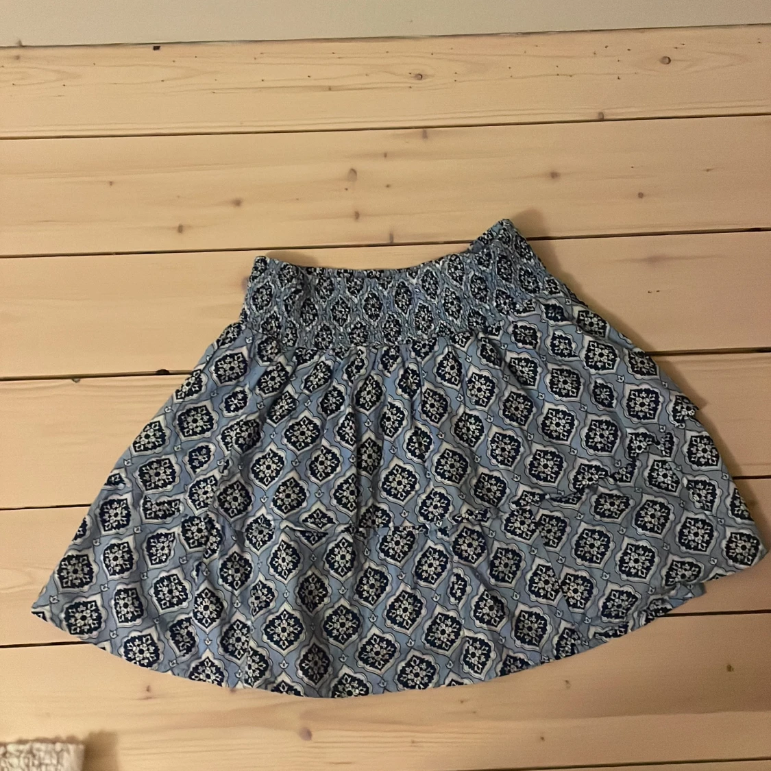 Mönstrad blå kjol från Gina Tricot - 1