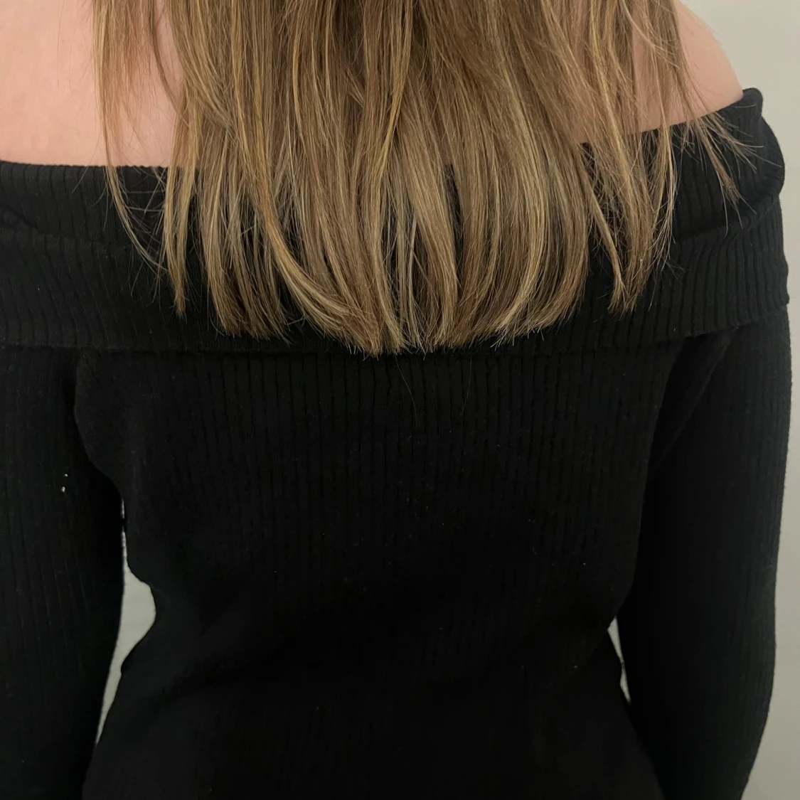 Svart ribbad offshoulder-tröja - 1