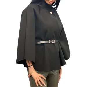 Svart kappa med bälte och vida ärmar - Stilren svart kappa med hög krage, vida trekvartsärmar och ett smalt bälte i midjan med gulddetaljer. Kappan har en knapp upptill och en elegant, minimalistisk design som passar till många tillfällen.