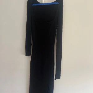 Långklänning från Gina med slits  - Säljer denna fina långklänning från Gina tricot med slits, aldrig använt! Storlek S🤍