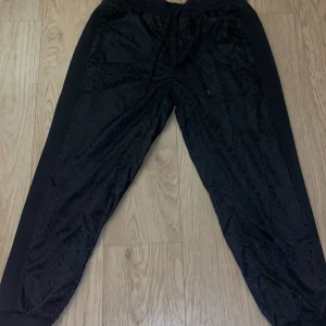 Hugo boss byxor (Limited Edition) - Svarta Hugo boss byxor (limited edition), storlek M. Som helt nya (felfria) nästan aldrig använda (max 4-5 gånger). För mer frågor eller information skriv till mig privat.