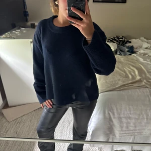 Mörkblå stickad tröja från Gina Tricot - Säljer en mörkblå stickad tröja från Gina Tricot. Säljer då jag köpte 2 stycken och inte hade tid att lämna tillbaka den ena. 💕den är aldrig använd utan endast testad 