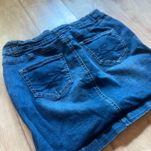 Söt minikjol - Hittar inga defekter  Midja ca 38/39cm